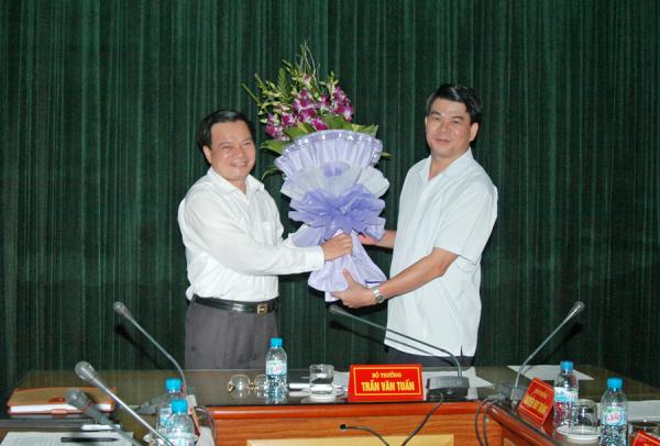 Công bố Quyết định của Thủ tướng Chính phủ Về việc điều động, bổ nhiệm ông Nguyễn Tiến Dĩnh giữ chức Thứ trưởng Bộ Nội vụ.